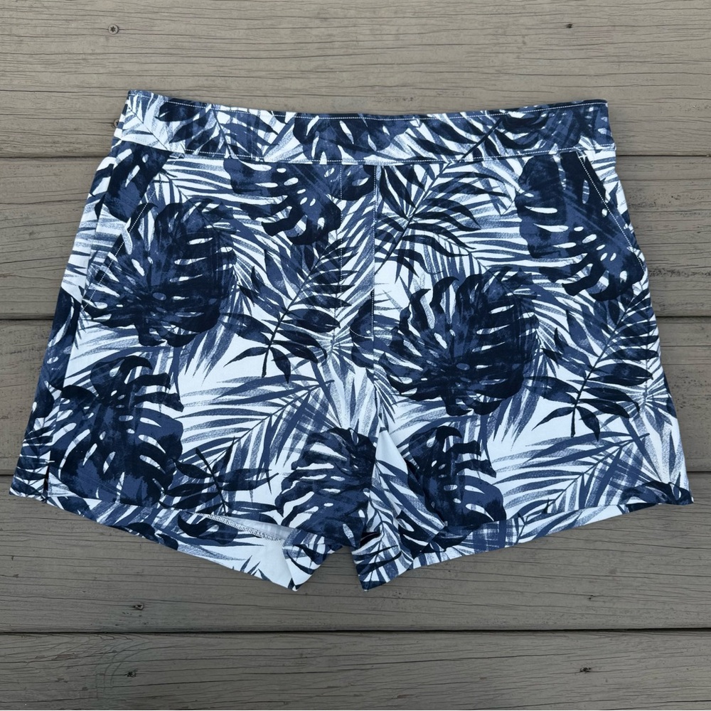 NWOT Spanx On-the-Go Tropical Print Shorts “4 in Navy Blue White size L - Picture 2 of 11